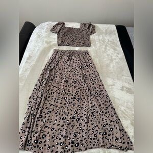 All over print  set Women's Skirts and crop top. 
Color : Mocha Brown, Size : L